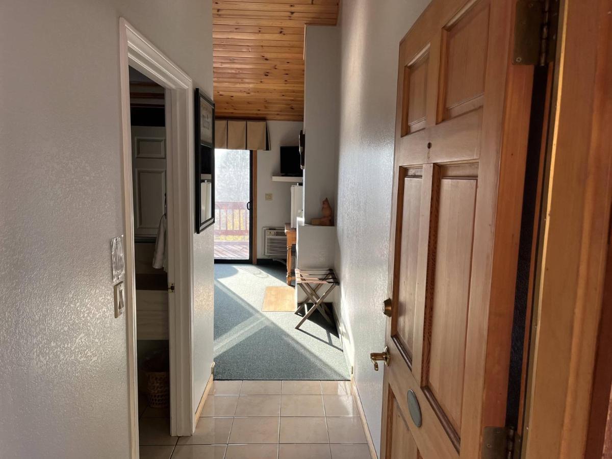 Whispering Pines Lodge Kernville