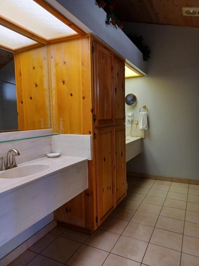 Whispering Pines Lodge
