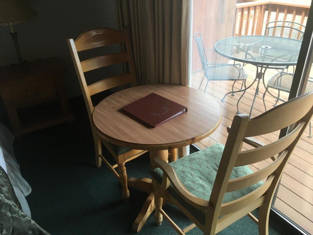 Whispering Pines Lodge *