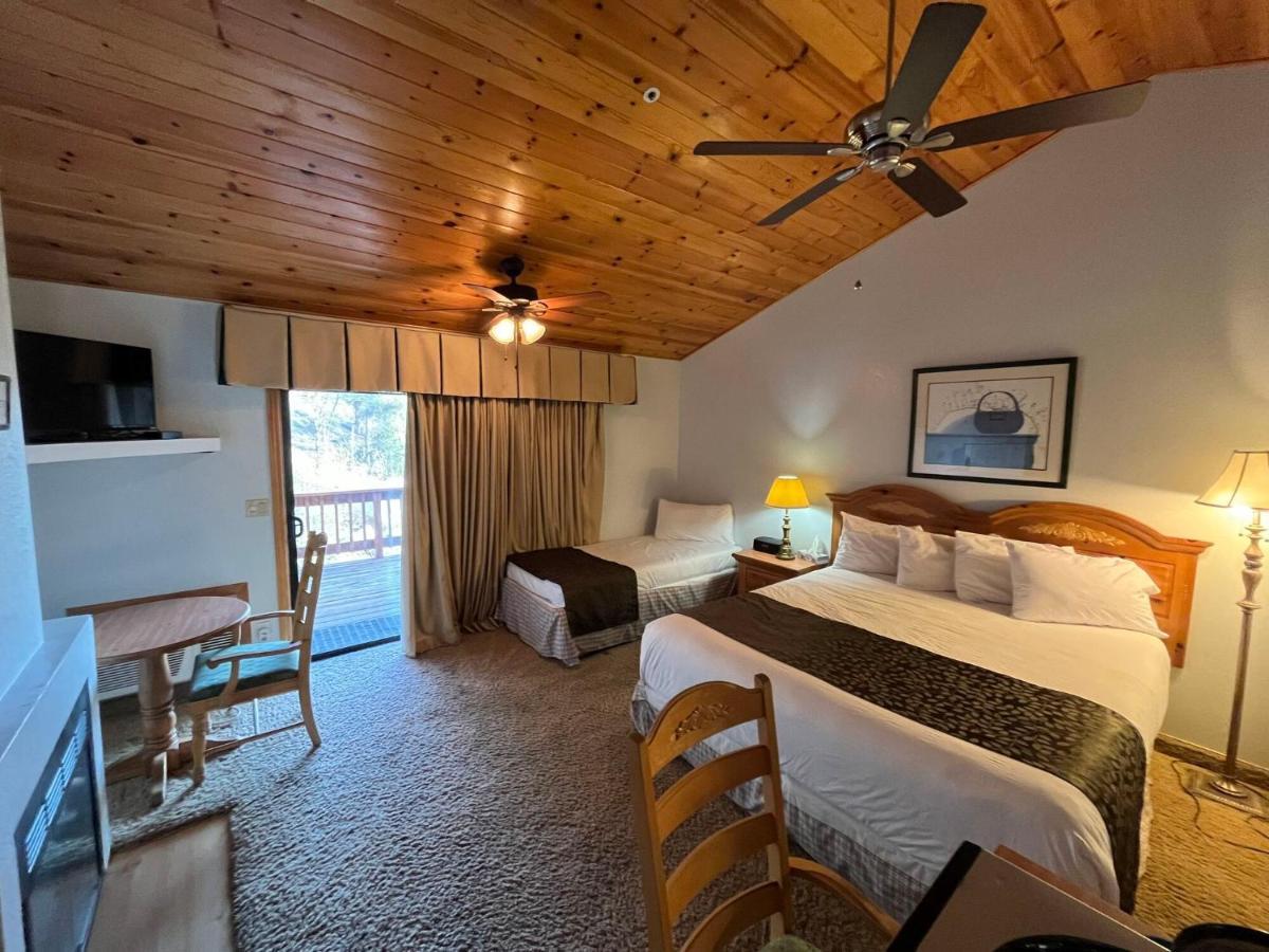 Lodge Whispering Pines