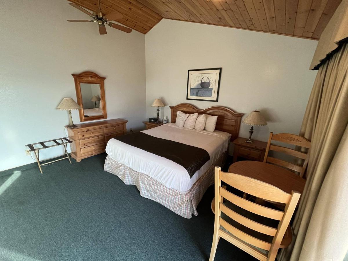Lodge Whispering Pines *