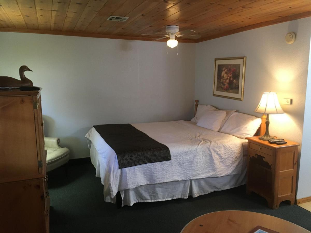 Whispering Pines Lodge *