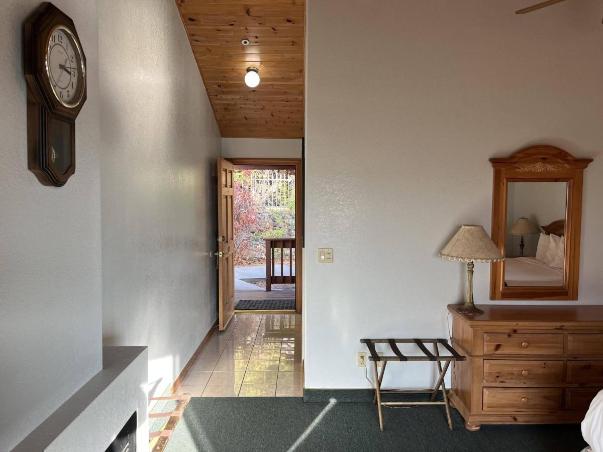 Lodge Whispering Pines