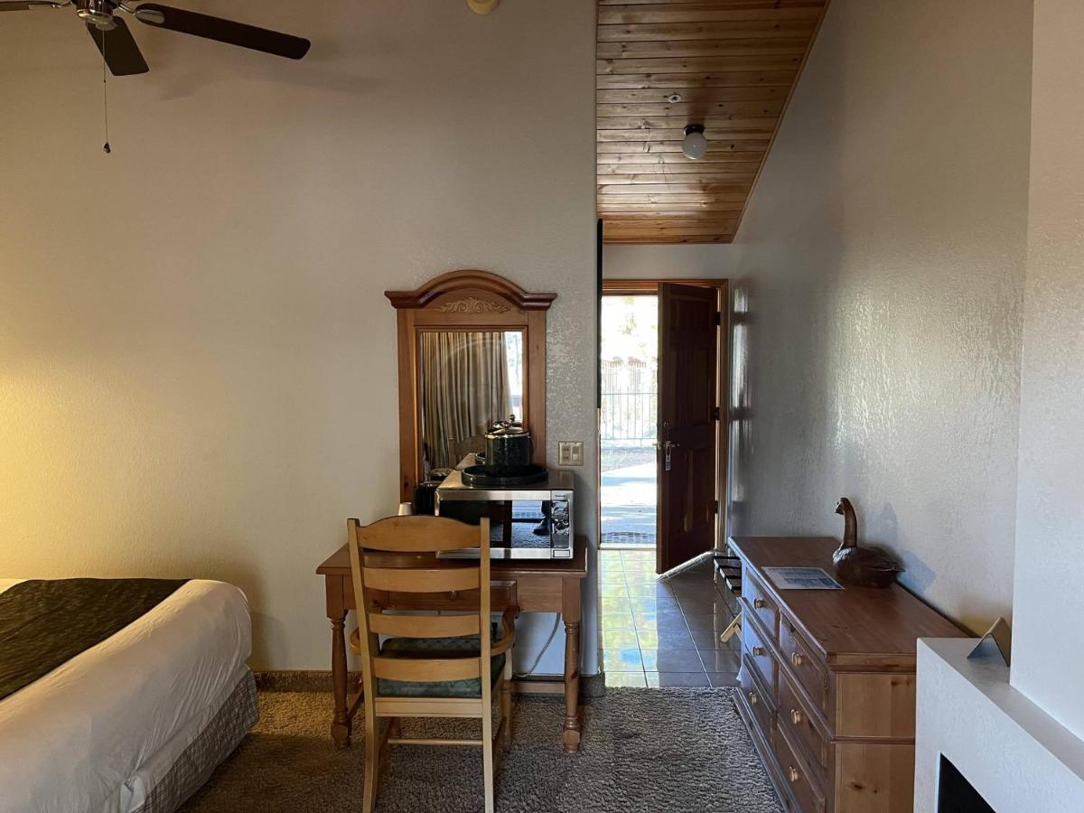 Whispering Pines Lodge *