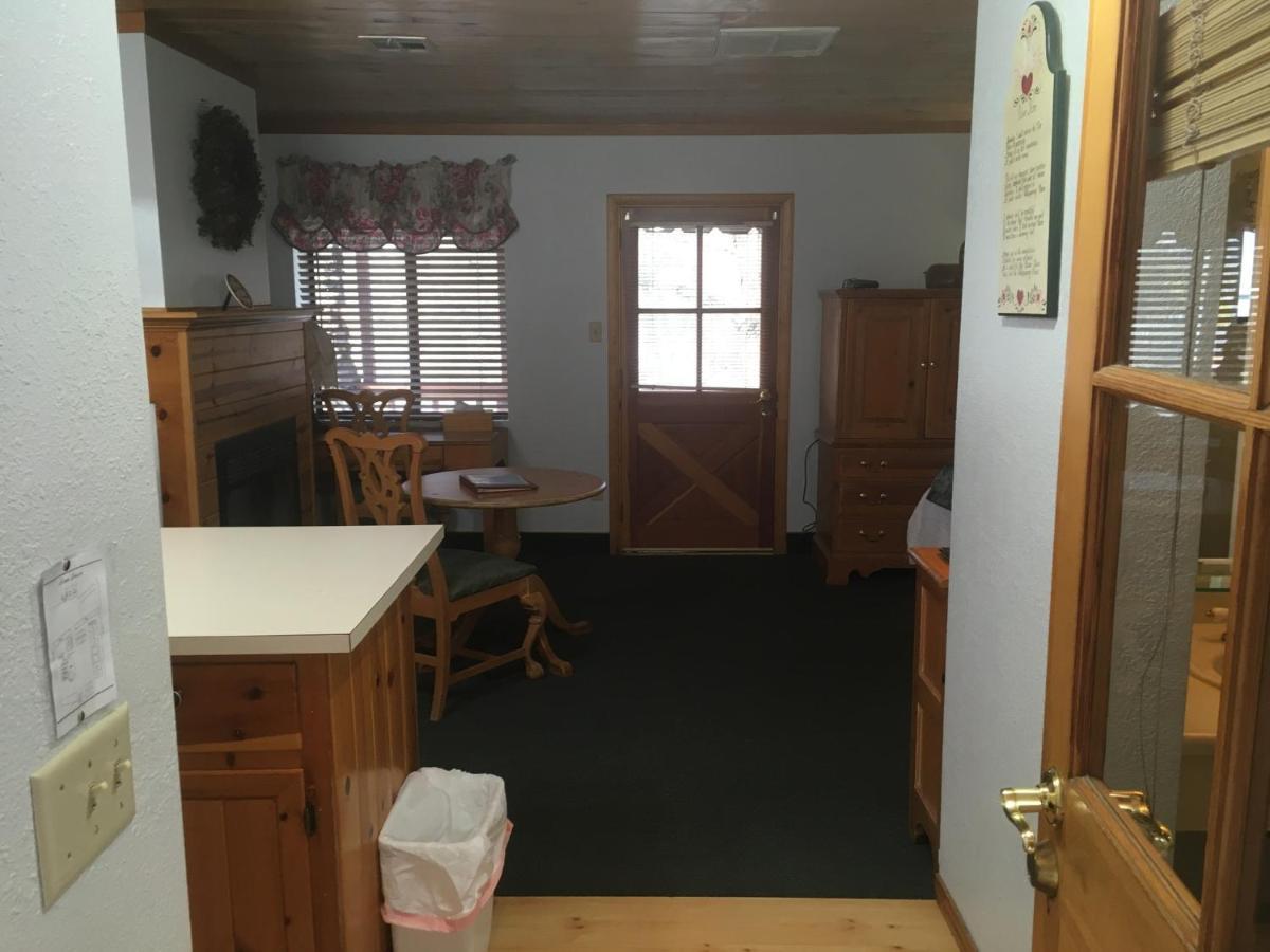 Whispering Pines Lodge *