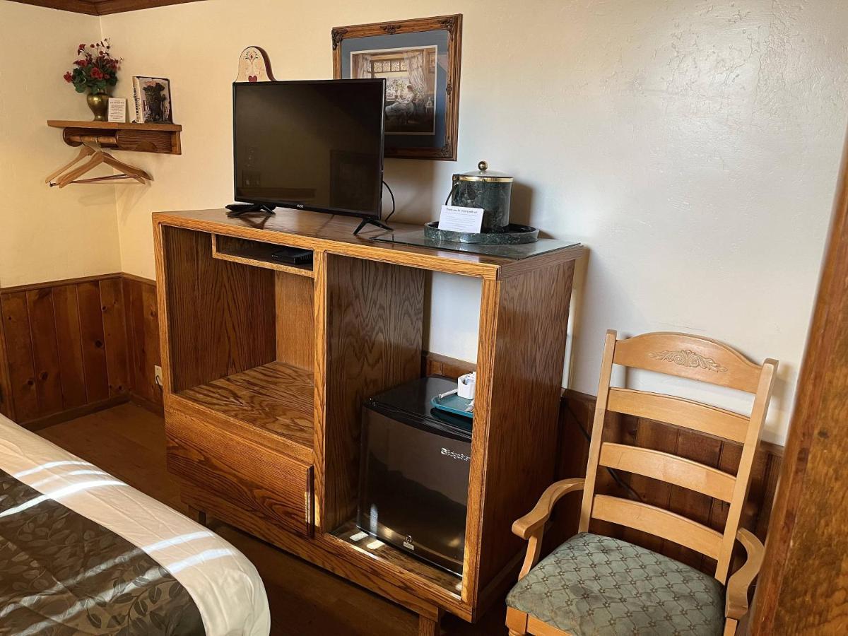 Whispering Pines Lodge