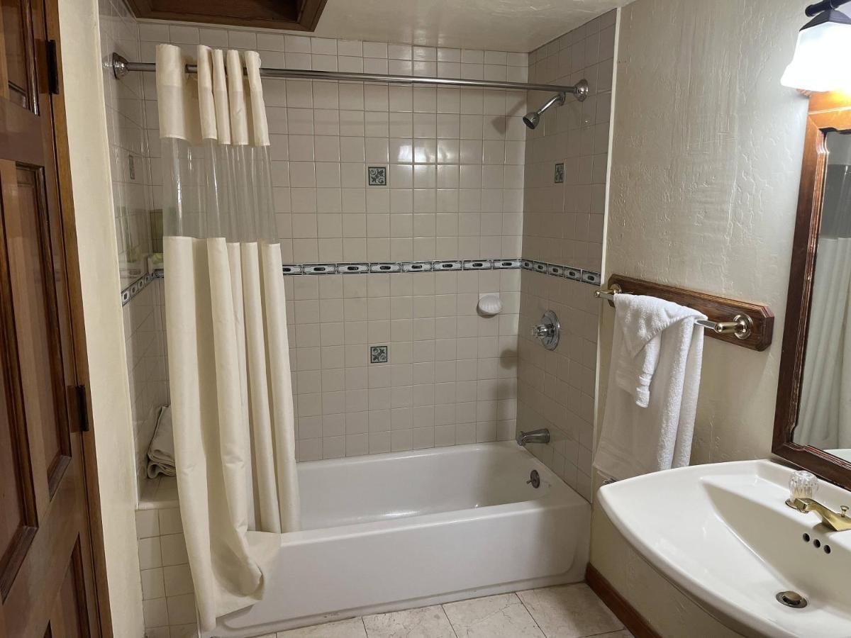 Lodge Whispering Pines