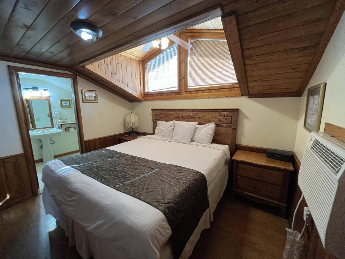 Lodge Whispering Pines *