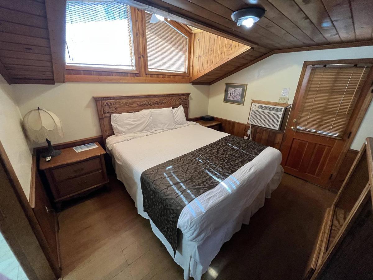 Whispering Pines Lodge *