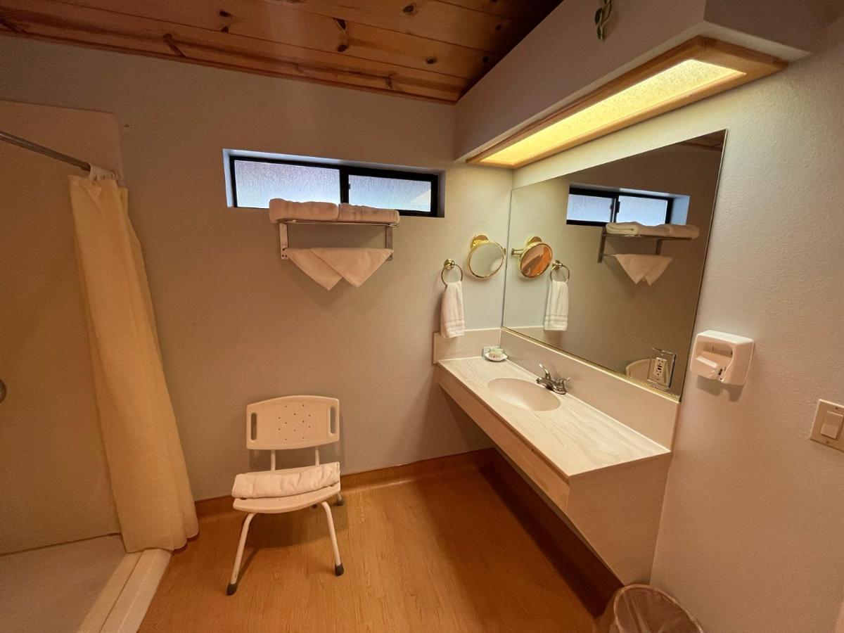 Lodge Whispering Pines Kernville