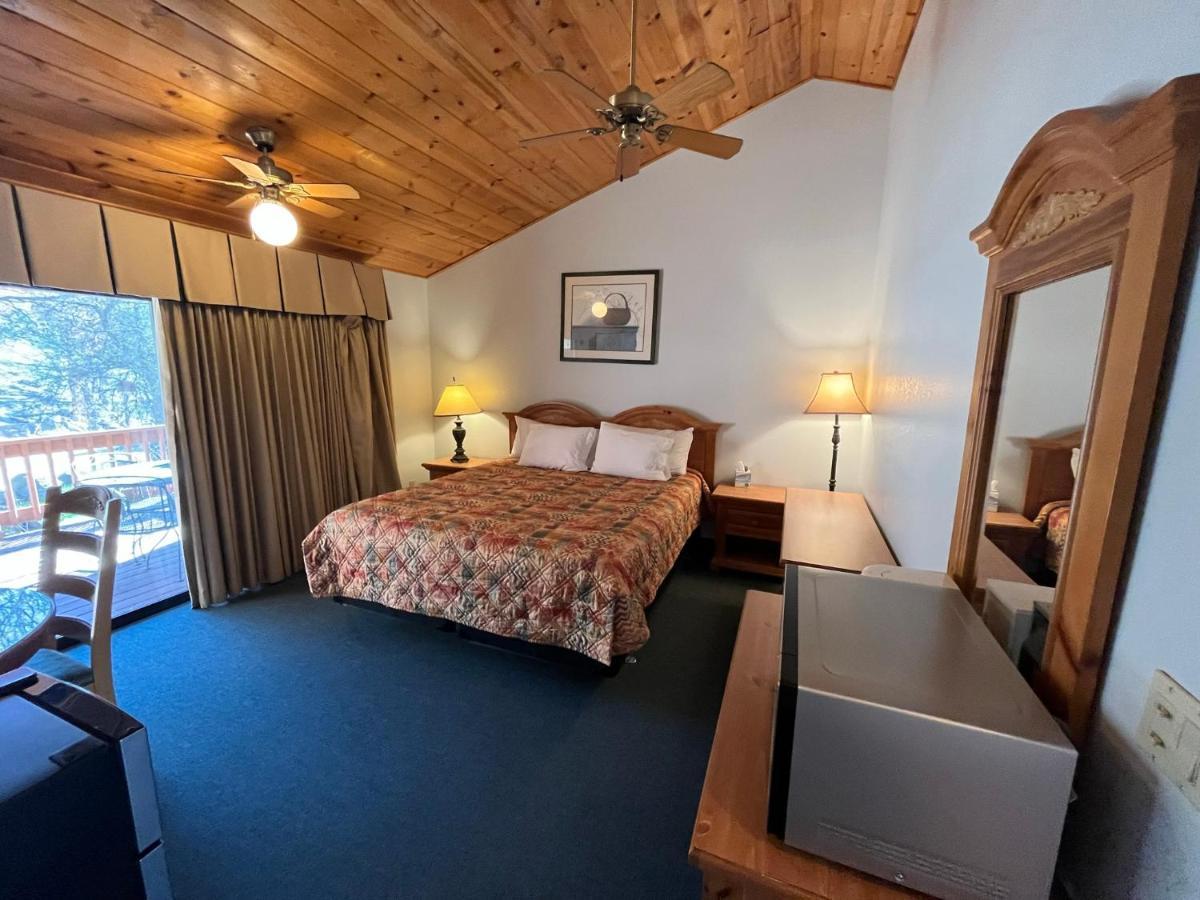 Whispering Pines Lodge *